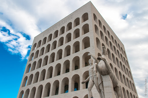 Монументальний фасад «Квадратного Колізею» (Palazzo della Civiltà Italiana) у Римі